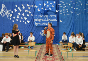 Ósmoklasista w roli tygrysa z koleżanką w czasie występu