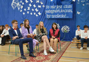 Uczniowie w roli rodziców podczas przedstawienia.