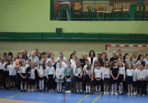 Uczniowie klas drugich z rodzicami w wychowawcami