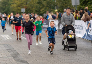 Uczniowie biegną.