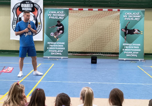 Pan Paweł Skóra przedstawia się uczniom.
