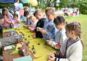 Dzieci przy stoisku ceramicznym