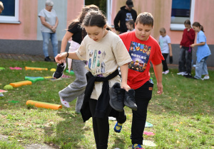 Dzieci pokonują tor przeszkód.