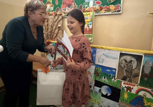 Małgosia Siekierska odbiera nagrodę.
