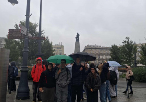 Uczniowie klas ósmych na jednej z ulic Łodzi