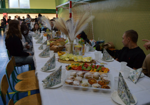 Uczniowie klasy VIIIb siedzą przy stole.