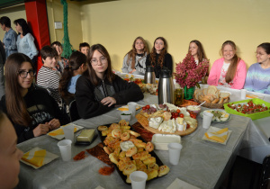 Klasa VIIb siedzi przy przygotowanym przez siebie stole.