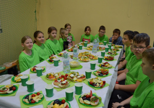 Klasa Vb przy pięknie nakrytym stole ze śniadaniem