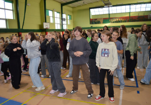 Dzieci ruszają się przy muzyce.