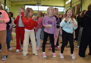 Uczniowie ruszają się podczas zabaw przy muzyce.