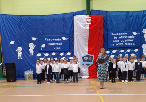 Pani Dyrektor Elżbieta Wilczyńska wita wszystkich obecnych na uroczystości.