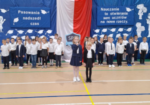 Dziewczynki występują podczas uroczystości.
