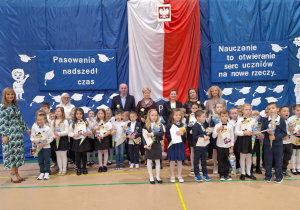 Uczniowie klas pierwszych z wychowawcami i zaproszonymi gośćmi.