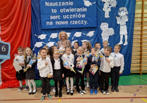 Uczniowie klasy Ib z wychowawcą.