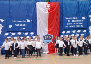 Uczniowie klas pierwszych śpiewają piosenkę.