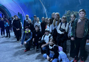 Uczniowie klasy Vb stoją w podwodnym tunelu.