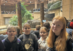 Dziewczynki w afrykarium przy wybiegu dla słoni
