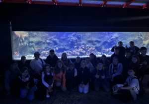 Uczniowie na tle akwarium