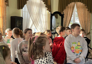 Dzieci oglądają eksponaty w jednej z sal w muzeum.