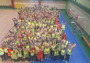Uczniowie naszej szkoły w hali sportowej w kamizelkach odblaskowych