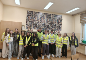 Klasa VIIIa w odblaskowych kamizelkach