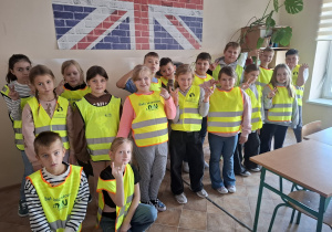 Uczniowie klasy IIIb w kamizelkach odblaskowych