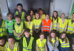 Klasa IVb w kamizelkach odblaskowych