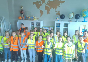 Uczniowie klasy IVa w kamizelkach odblaskowych