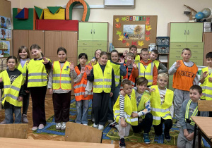 Dzieci z klasy IIIa w odblaskowych kamizelkach.