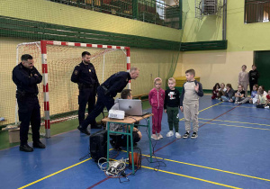 Dzieci odpowiadają na pytania quizu podczas spotkania.