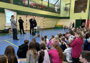 Pracownicy PKP mówią o zasadach bezpieczeństwa.