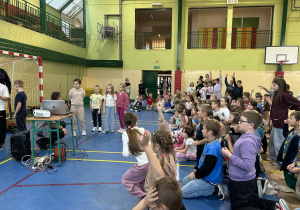 Wybrani uczniowie udzielają odpowiedzi na postawione pytanie.