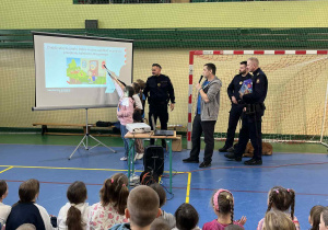 Dzieci wskazują prawidłową odpowiedź na ekranie.