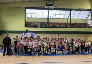 Uczniowie klas I- IV z pracownikami PKP