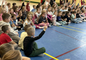 Uczniowie zgłaszają się do odpowiedzi.