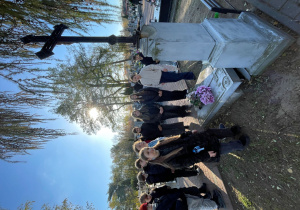 Uczniowie klasy VIa przy jednym z grobów.
