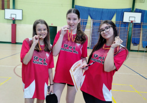 Dziewczynki z dyplomem i medalami.