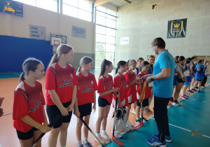 Dziewczyny odbierają medale.