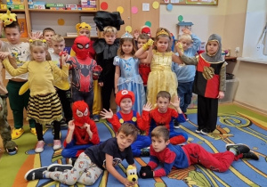 Dzieci z grupy przedszkolnej przebrane w bajkowe stroje