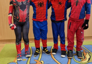 Chłopcy w strojach Spidermana