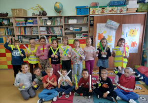 Pierwszoklasiści prezentują przyniesione odblaki.