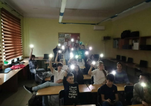 Uczniowie klasy VIIb siedzą w sali z włączonymi telefonami.