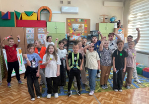 Uczniowie klasy IIIb pokazują swoje odblaski.