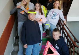Uczniowie klasy VIb stoją na schodach ze swoimi odblaskami.