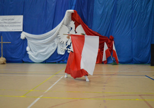 Uczennica tańczy z flagą Polski.