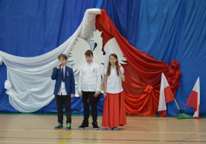 Uczniowie klasy VIa w czasie występu na akademii.