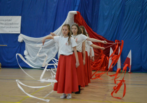 Dziewczęta w tańcu z szarfami.