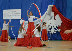 Uczennice klasy VIa w tańcu z biało- czerwonymi szrfami.