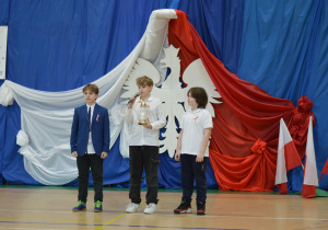 Chłopcy recytują swoje kwestie w czasie apelu.