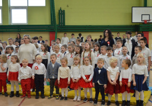 Przedszkolaki i uczniowie śpiewają hymn Polski.